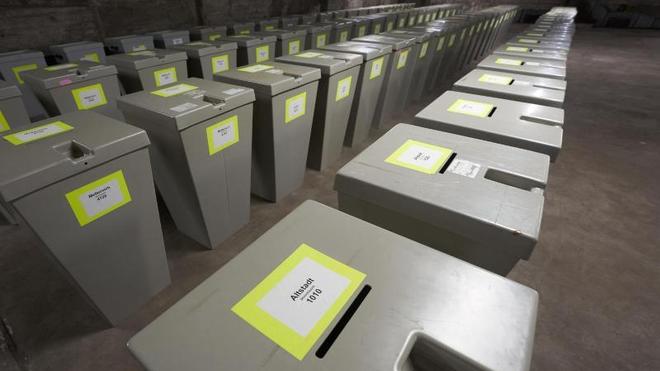 Landtag: Wahlurnen stehen in einem Lagerraum der Stadtverwaltung.