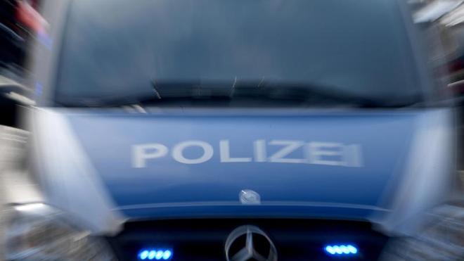 Kriminalität: Ein Polizeiwagen mit eingeschaltetem Blaulicht.