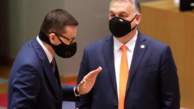 Kürzung von EU-Geldern: Mateusz Morawiecki (l), Ministerpräsident von Polen, spricht während einer Verhandlungsrunde beim Gipfel der EU-Staats- und Regierungschefs mit Viktor Orban, Premierminister von Ungarn.