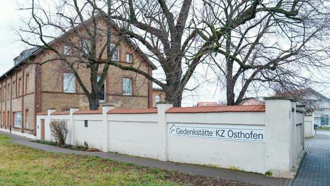 Gedenkstätten: Der Schriftzug «Gedenkstätte KZ Osthofen» ist am Eingang zur Gedenkstätte KZ Osthofen angebracht.