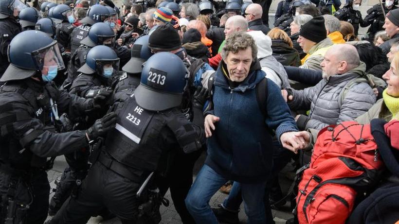 Demonstrationen: Einsatzkräfte der Polizei halten bei der Kundgebung in Kassel Teilnehmer zurück.