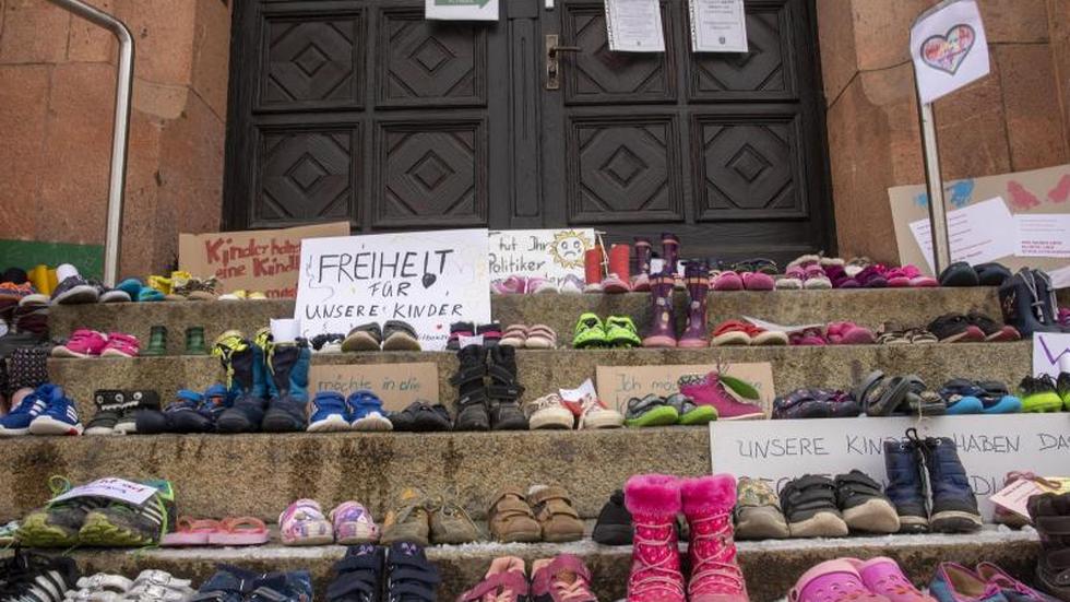 Gesundheit: Zahlreiche Schuhe stehen vor dem Eingang des Rathauses In Thalheim im Erzgebirge.