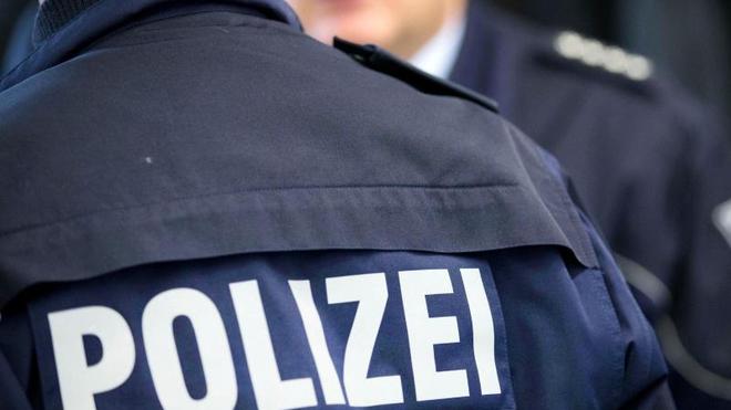 Kriminalität: Zwei Polizisten stehen beieinander.