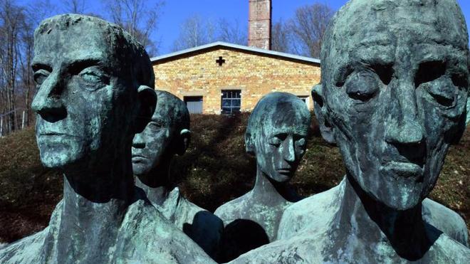 Gedenkstätten: Eine vom Bildhauer Jürgen von Woyski (1929-2000) im Jahr 1964 geschaffene Figurengruppe steht auf dem Krematoriumsvorplatz der KZ-Gedenkstätte Mittelbau-Dora.