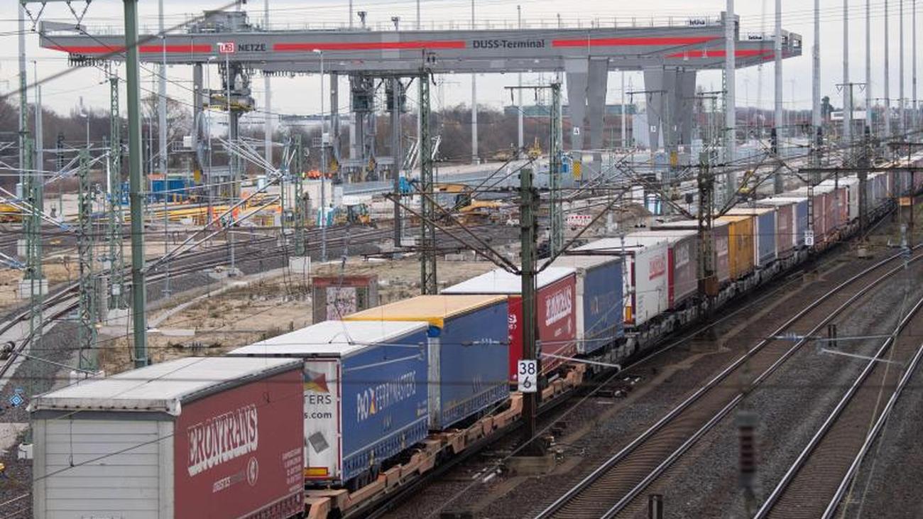 Bahn Neuer Containerbahnhof bei Hannover weitet Betrieb