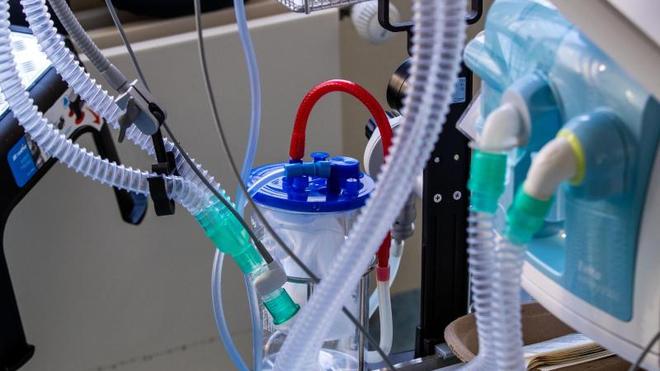 Krankenhäuser: Ein Beatmungsgerät steht neben einem Bett auf der Intensivstation.