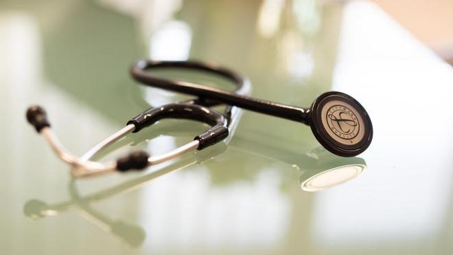 Gesundheit: Ein Stethoskop liegt im Behandlungszimmer eines Arztes.