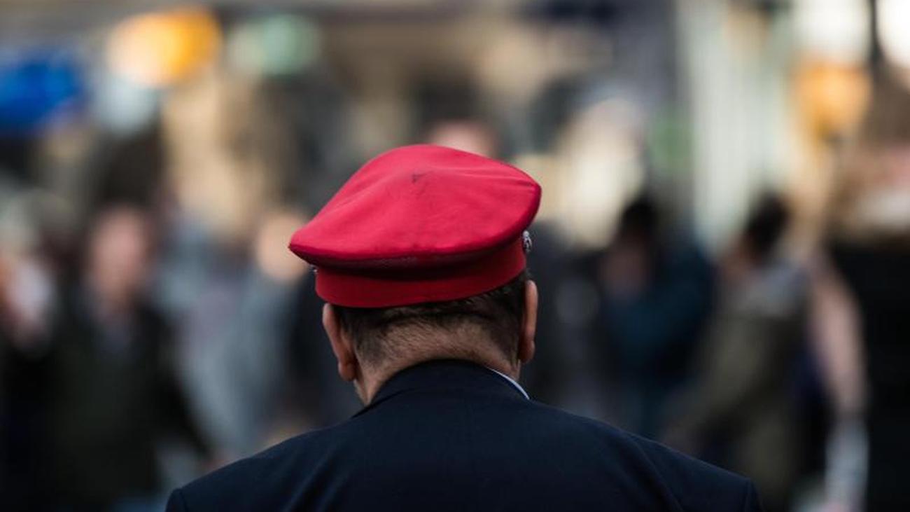 Tarifrunde Bahn Und Lokfuhrer Verhandeln Gdl Zeigt Sich Streikbereit Zeit Online