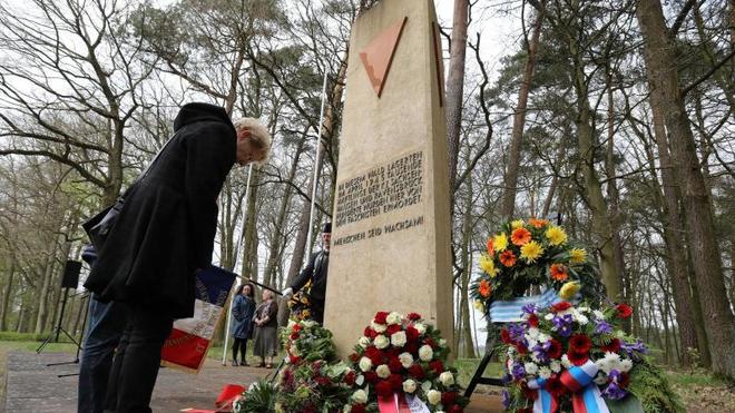 Gedenkstätten: Überlebende, Angehörige und Schüler gedenken der Opfer des Todesmarsches von 1945.