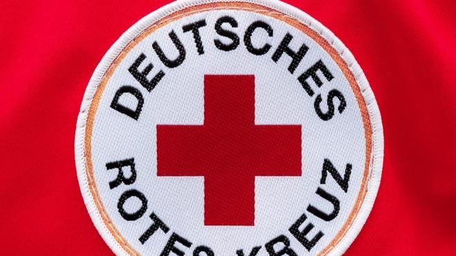Gesundheit: Ein Aufnäher mit dem Logo des Deutschen Roten Kreuzes (DRK).