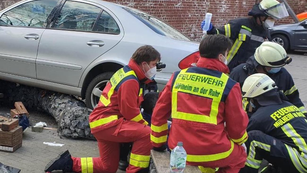 Unfälle: Auto rast auf Parkplatz in Passanten: Frau (68 Unfälle: Auto rast auf Parkplatz in Passanten: Frau (68