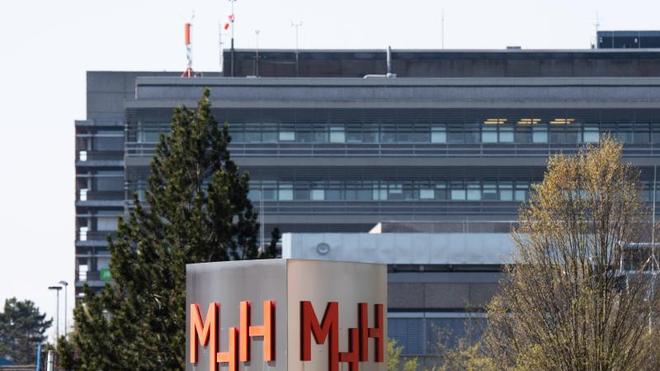 Krankenhäuser: Ein Schild steht an der Haupteinfahrt der Medizinischen Hochschule Hannover (MHH).