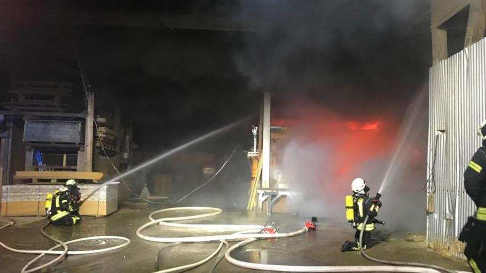 Brände Feuer in Holzbaufirma Keine Hinweise auf Brandstiftung ZEIT