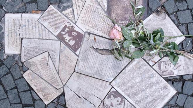 Gedenkstätten: Flugblätter der Widerstandsgruppe "Weiße Rose" als Denkmal in den Boden eingelassen.