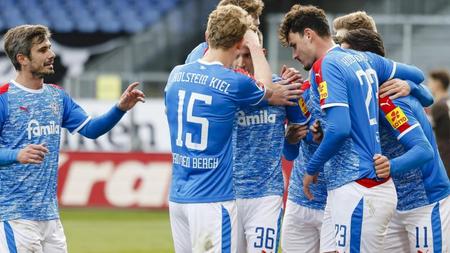 Fussball Wichtig Fur Den Aufstieg Kiel Erhoht Druck Auf Den Hsv Zeit Online