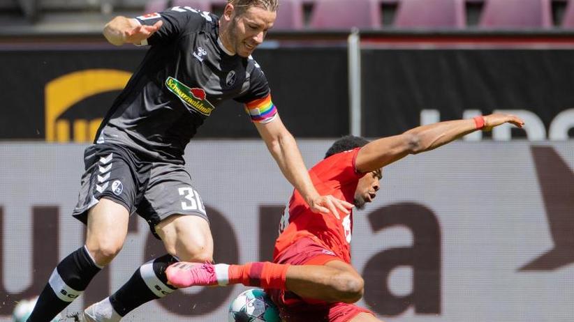 Fußball: Freiburg wahrt Mini-Chance auf Europa: Sieg beim ...