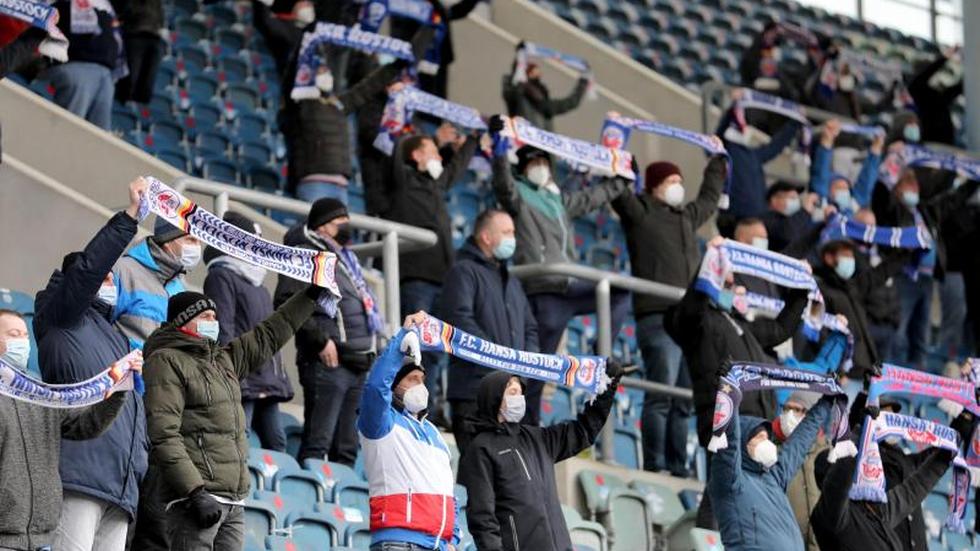Fußball: Rostock hofft auf Aufstiegsparty mit 7500 Stadion-Zuschauern ...