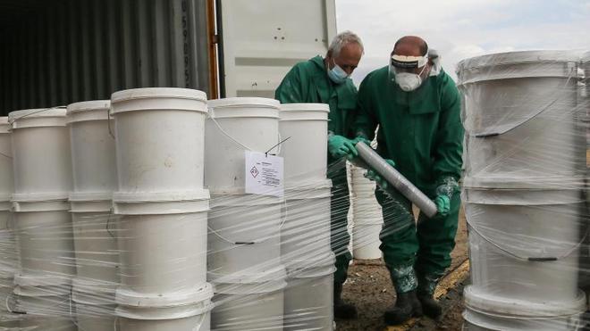 Umwelt: Arbeiter verpacken Eimer mit Natriumhydroxid, die im zerstörten Hafen von Beirut geborgen wurden.