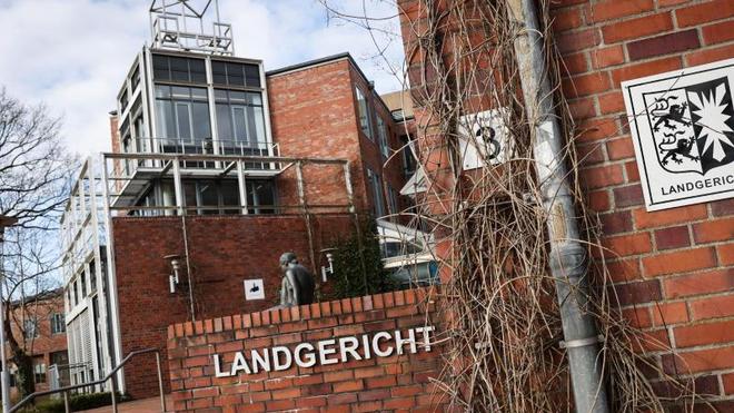 Prozesse: Eine Außenansicht mit dem Eingangsbereich zum Landgericht Itzehoe.