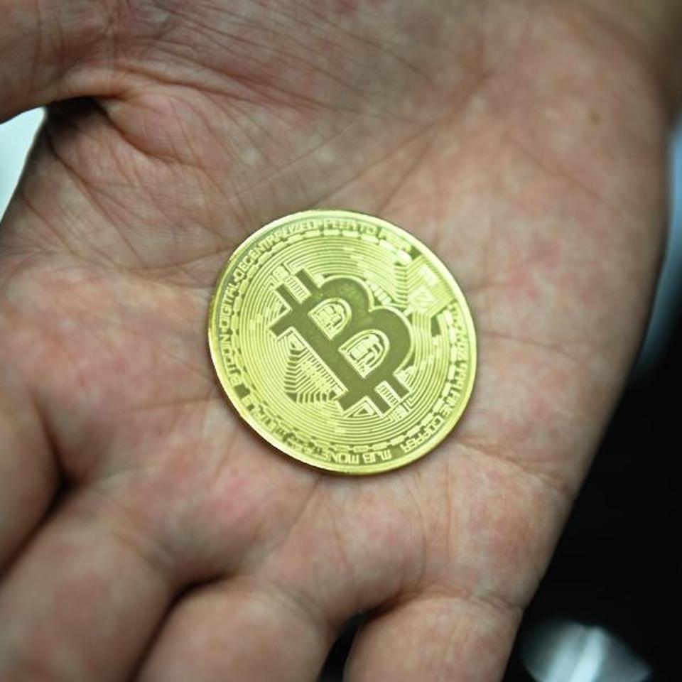 Digitalwährungen: Kryptomarkt bricht ein: Bitcoin sackt auf 30.000 Dollar  ab | DIE ZEIT