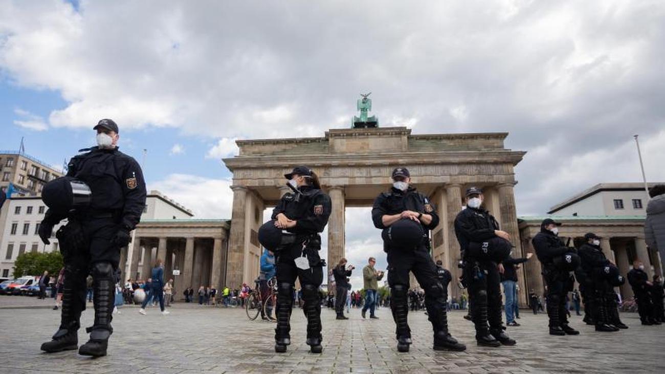 Demonstrationen: Berliner Polizei Sperrt Brandenburger Tor Ab ...