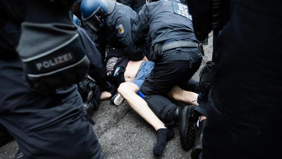 Pfingsten In Der Hauptstadt Trotz Demo Verboten Kleinere Corona Proteste In Berlin Zeit Online