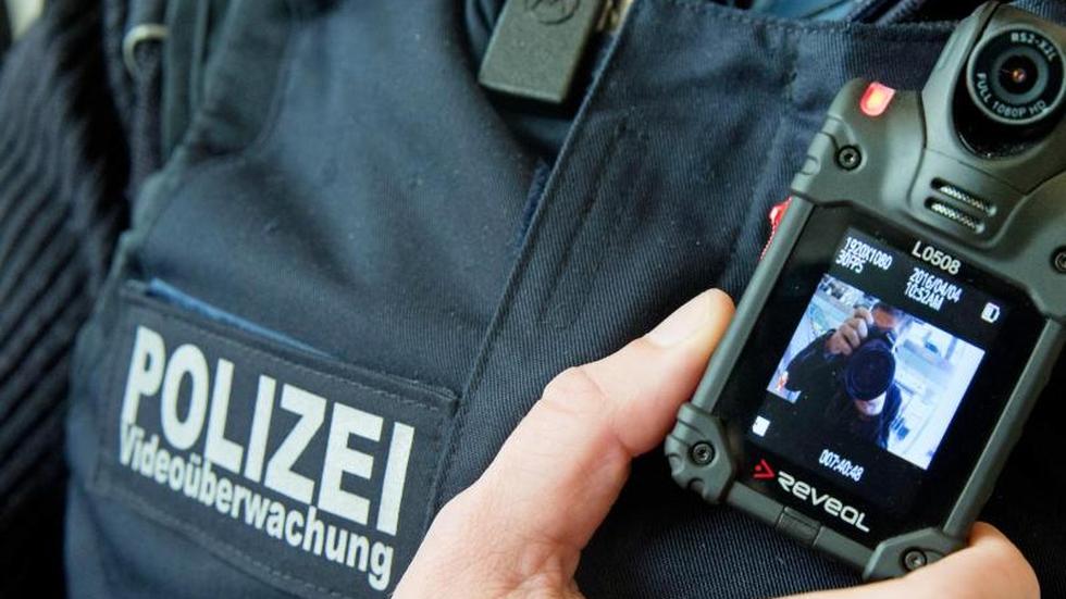 Justiz: Darstellung In Musikvideo: Polizistin Rechtswidrig Gefilmt ...