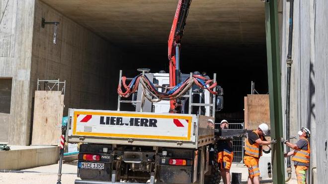 Verkehr: Bauarbeiter stellen den ersten Oberleitungsmast für Stuttgart 21 auf.