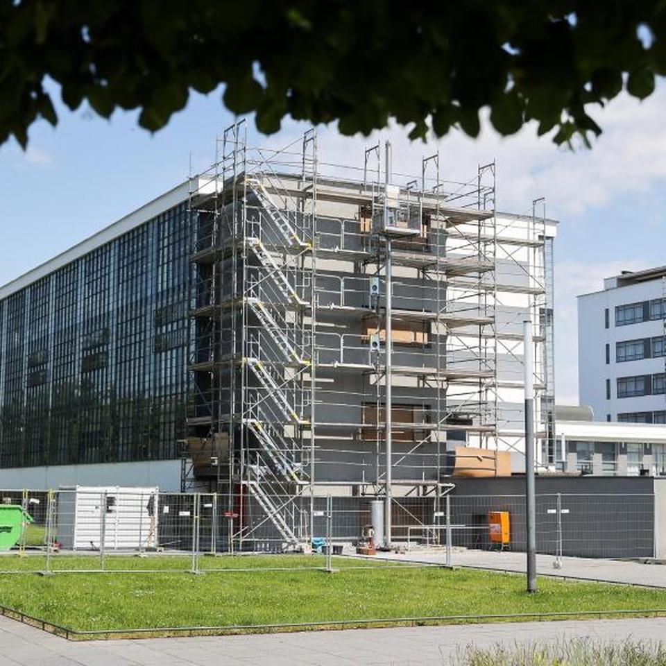 Architektur: Vertikaler Schriftzug am Bauhaus Dessau wird