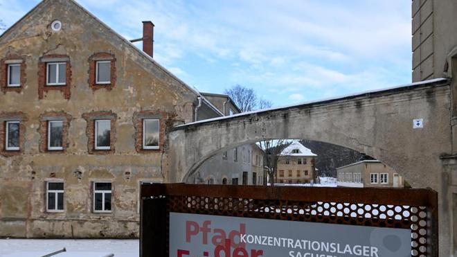 Gedenkstätten: Eine Informationstafel steht auf dem Gelände der KZ-Gedenkstätte Sachsenburg.