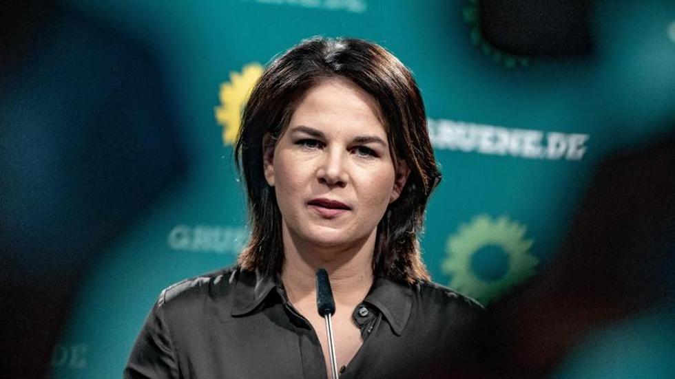 Faktencheck: Co-Bundesvorsitzende der Grünen Annalena Baerbock. Die von den Arbeitgeberverbänden der Metall- und Elektro-Industrie finanzierte Gesellschaft INSM führt mehrere Themen auf, in denen die Grünen die Deutschen angeblich mit Verboten gängeln wollten.