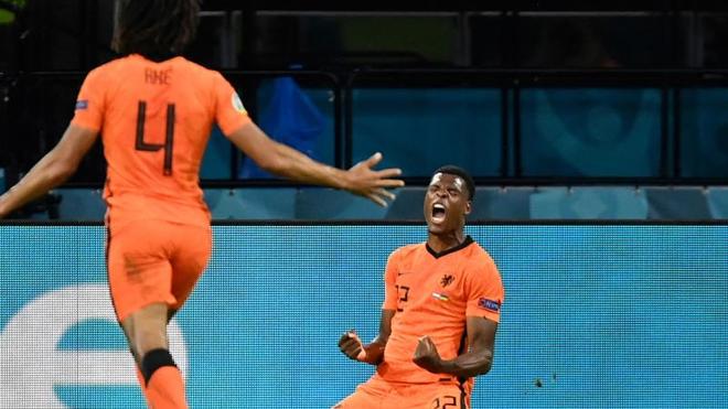 Fußball-Europameisterschaft: Denzel Dumfries (r) von den Niederlanden feiert das 3:2.