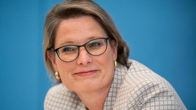 Bildung: Stefanie Hubig (SPD), Bildungsministerin in Rheinland-Pfalz, lächelt.
