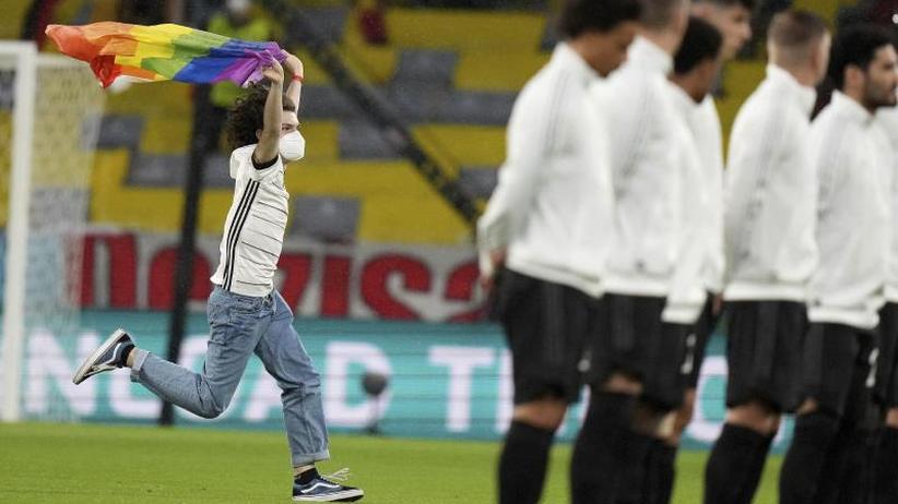 Fußball: Flitzer stürmt vor DFB-Spiel mit Regenbogenfahne ...