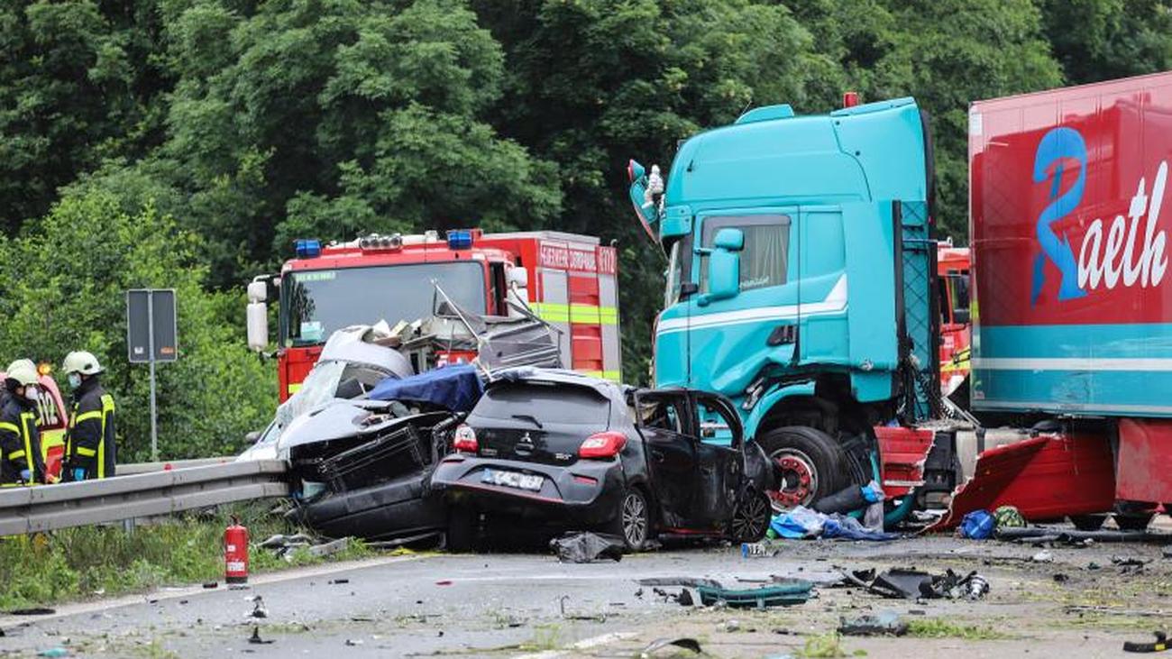 Nordrhein-Westfalen: Zwei Tote Und Mehrere Schwerverletzte Bei Lkw ...