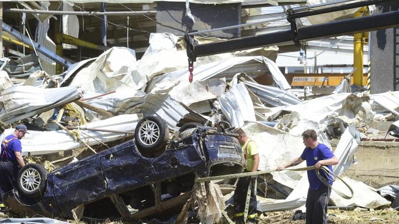 Tschechien: Gefährliche Aufräumarbeiten nach Tornado ...