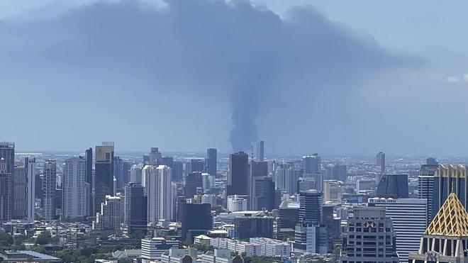 Unfälle: Großbrand nach Explosion in Chemiefabrik bei Bangkok | ZEIT ONLINE