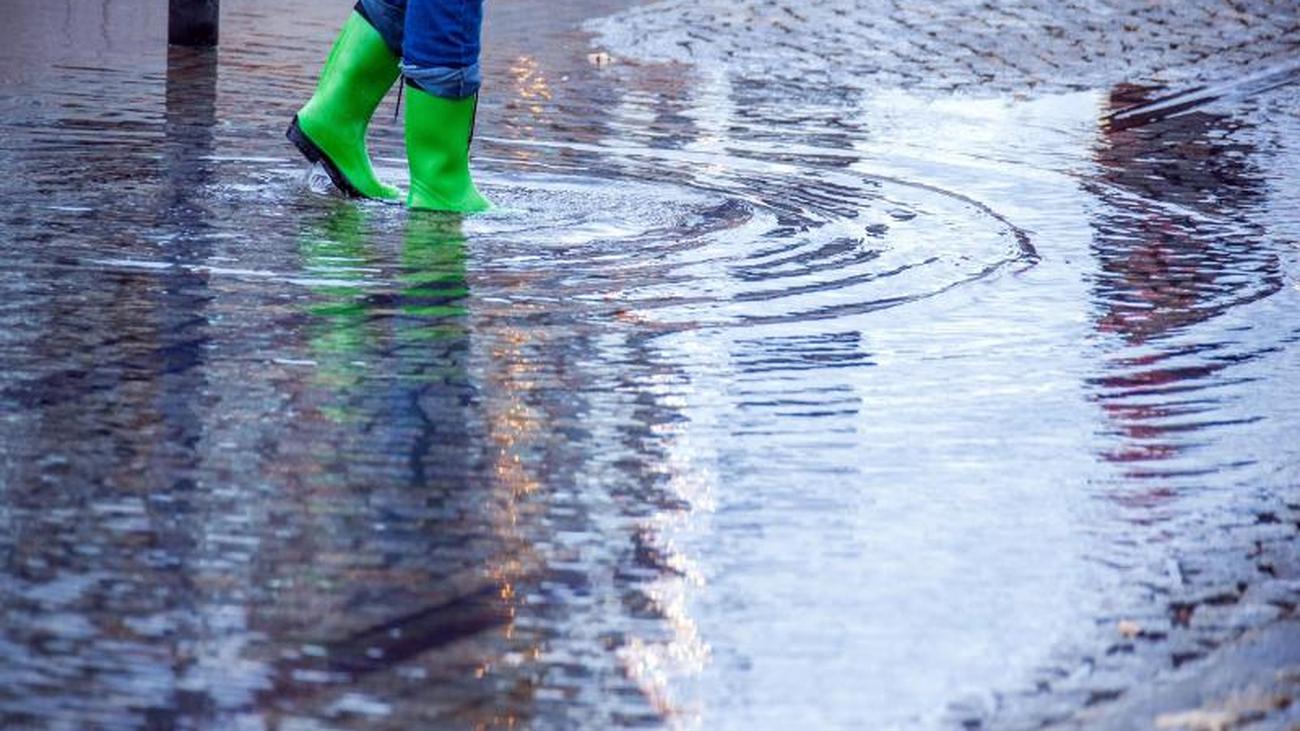 Wetter: Starke Niederschläge lassen das Wasser steigen | ZEIT ONLINE
