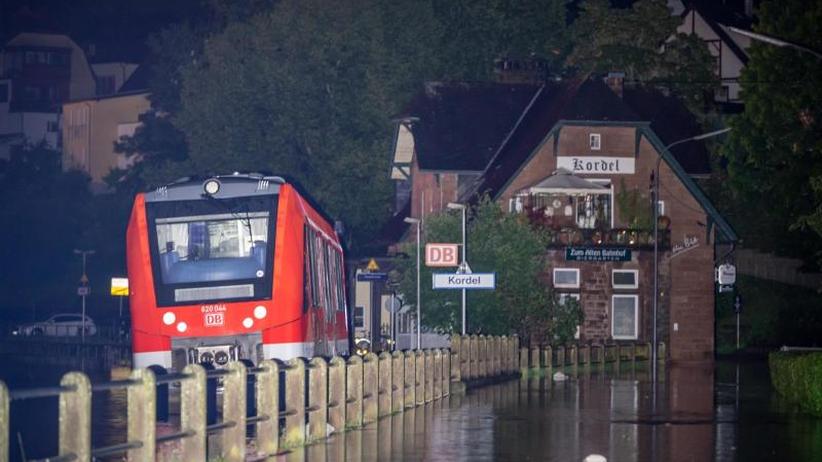 Unwetter in Deutschland Bahntickets umtauschen oder