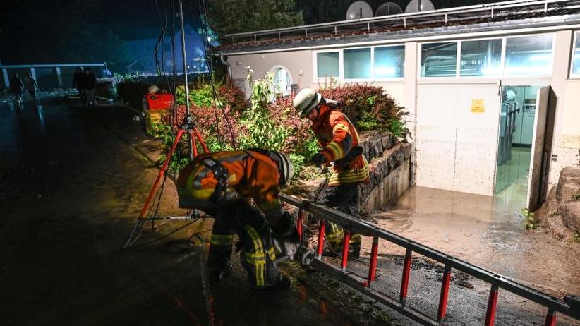 Unwetter: Hochwasser: Zahlreiche Straßen im Kreis Lörrach ...