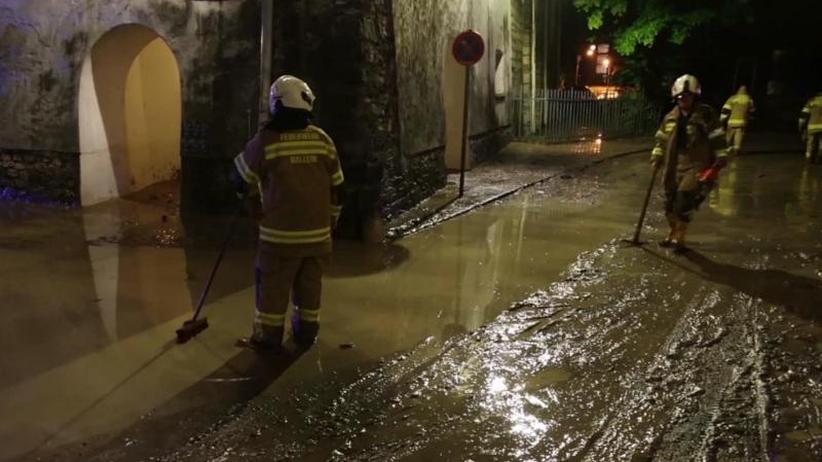 Notfälle: Reißende Flut wälzt sich durch Hallein in ...