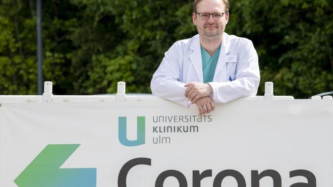 Gesundheit: Der Internist Dominik Buckert steht vor der Corona-Teststelle des Universitätsklinikums.