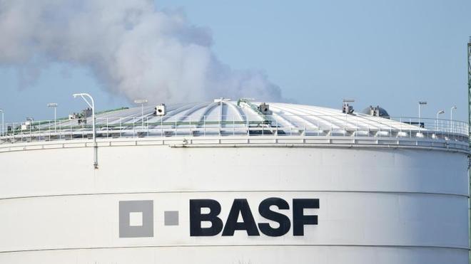 Chemie: Das Logo des Chemiekonzerns BASF ist auf einer Industrieanlage auf dem Werksgelände angebracht.