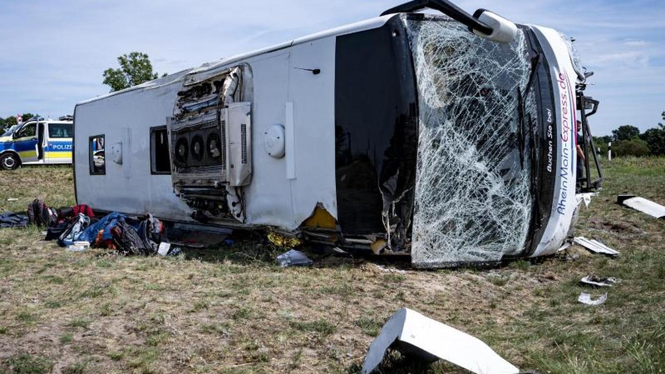 Unfälle: Reisebus verunglückt auf A13: 19 Verletzte | ZEIT ...