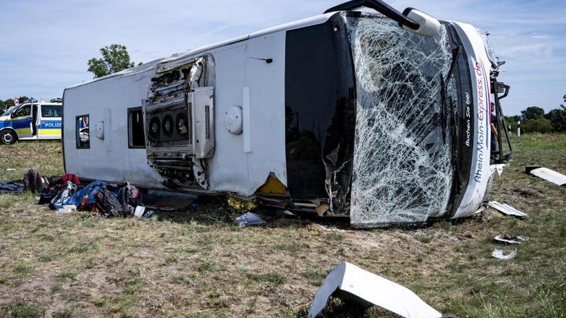 Unfälle: Reisebus verunglückt auf A13: 19 Verletzte | ZEIT ...