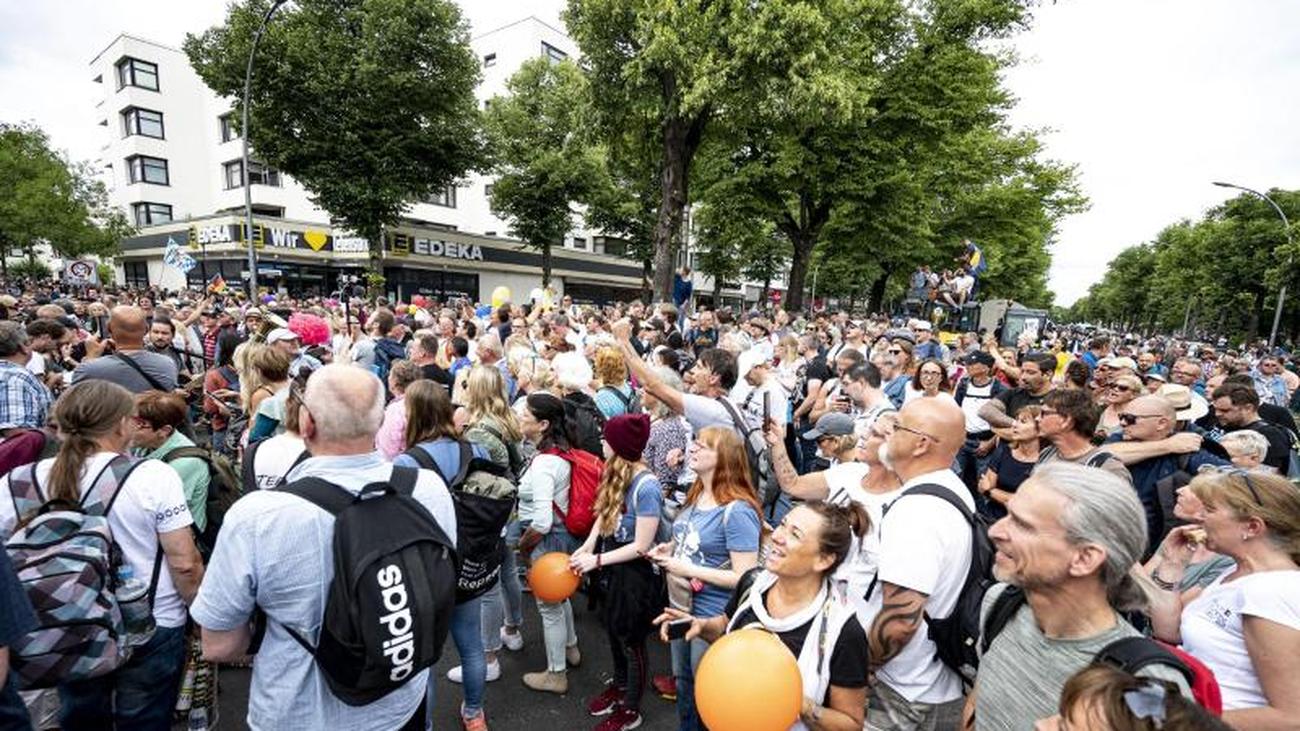 Demonstrationen: Trotz Demoverbots Für "Querdenker": Tausende ...