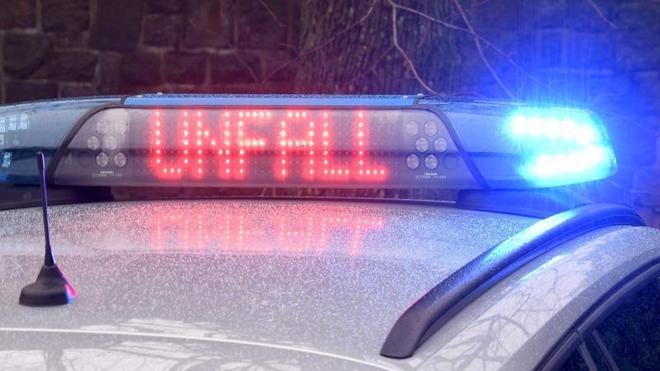 Unfälle: Die Leuchtschrift «Unfall» auf dem Dach eines Polizeiwagens.