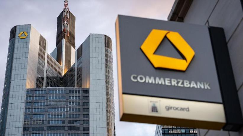 Banken: Konzernumbau: Commerzbank macht über halbe Milliarde Verlust