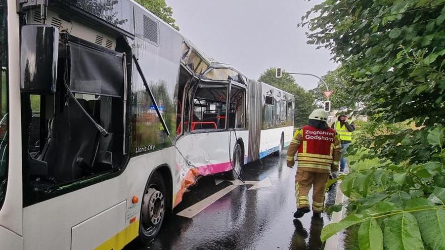 Unfall Eine Tote Und 13 Verletzte Fahrgaste Bei Linienbus Ungluck Zeit Online