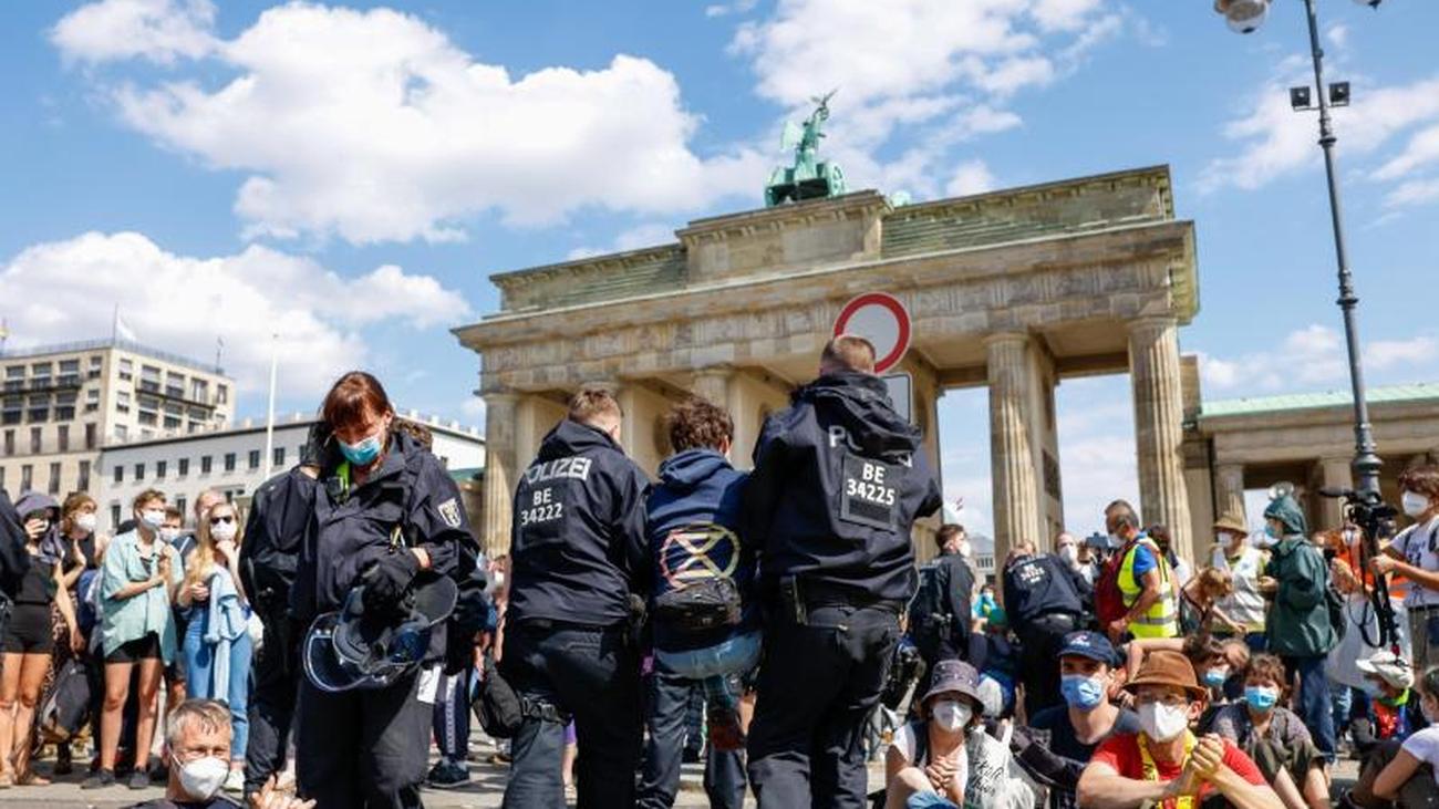 Demonstrationen In Berlin: Klimaprotest: Polizei Räumt Straße Am ...